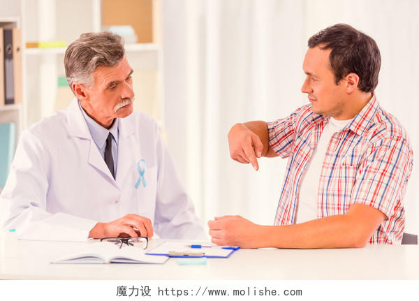 医生和患者坐在桌子前讨论病情医生看诊病人
